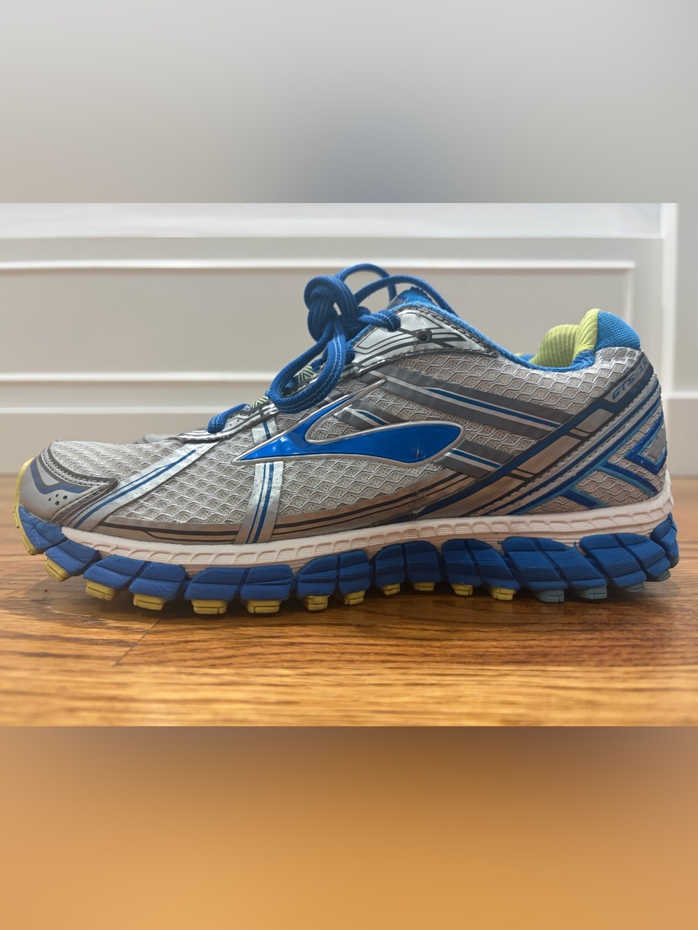 Brooks Adrenaline GTS 15 Athletic Running Shoes (8.5) - Picture 2 of 10